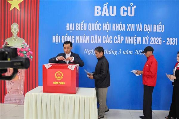 ຜູ້​ມີ​ສິດ​ເລືອກ​ຕັ້ງ​ເຂດ ແບກ​ລອງວີ​ ໄປ​ເລືອ​ກ​ຕັ້ງ​ກ່ອນ​ເວ​ລາ​ກຳ​ນົດ​ຢ່າງ​ກະ​ຕື​ລື​ລົ້ນ