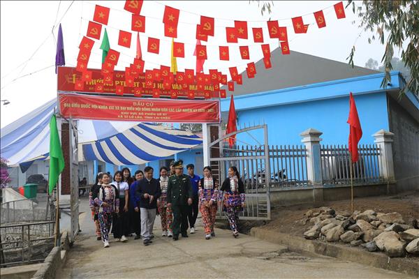 Sì Lở Lầu rộn ràng vào ngày hội lớn của non sông