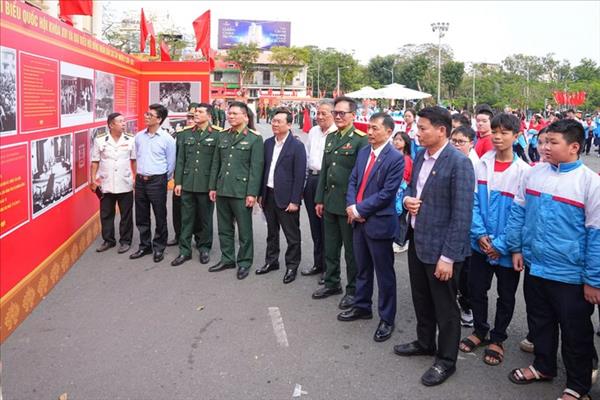 写真展「ベトナム国会とハイフォン市人民評議会の選挙の歩み」開幕