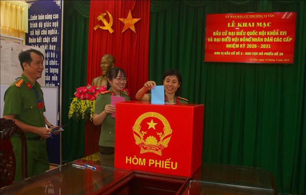 Cử tri lực lượng vũ trang Cần Thơ hân hoan đi bầu cử sớm