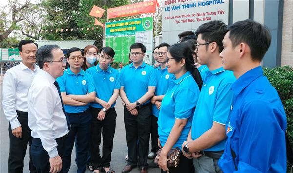 Y bác sĩ Thành phố Hồ Chí Minh lên đường khám sức khỏe cho chiến sĩ, nhân dân Trường Sa