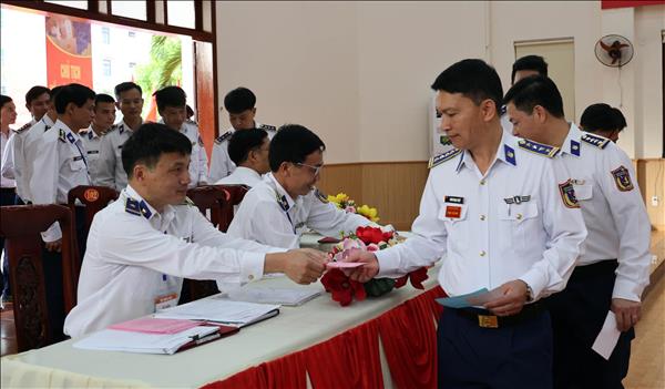 Chiến sĩ Biên phòng, Cảnh sát biển trang trọng thực hiện quyền và nghĩa vụ công dân