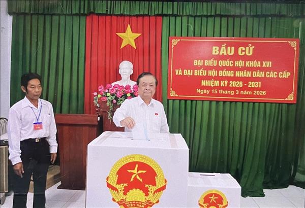 Tự tay bỏ phiếu, cử tri tin tưởng bầu chọn các đại biểu có tài, có đức