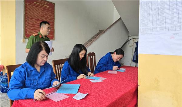 Trọn vẹn thực hiện quyền công dân tại khu vực bỏ phiếu đặc biệt