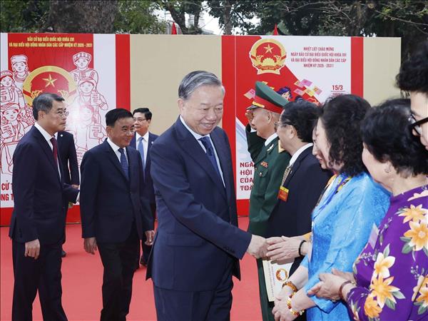 トー・ラム書記長はバーディン区で投票を行う