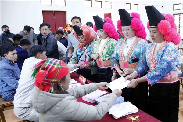 Đồng bào các dân tộc gửi gắm niềm tin qua lá phiếu