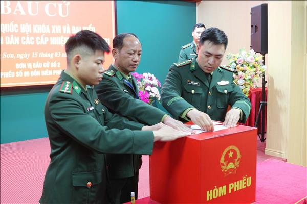 Cử tri Lạng Sơn phấn khởi thực hiện quyền công dân