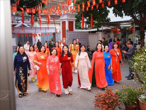 국회부의장: 아오자이를 입고 투표하는 여성들의 모습, 유권자의 날에 깊은 인상 남겨