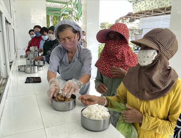 Comedor caritativo ofrece cientos de comidas gratuitas a pacientes en Khanh Hoa