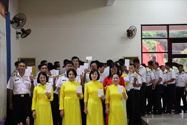 Les électeurs de la zone spéciale de Truong Sa participent au scrutin national