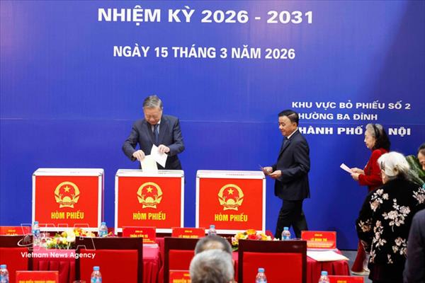 De hauts dirigeants votent aux côtés des électeurs