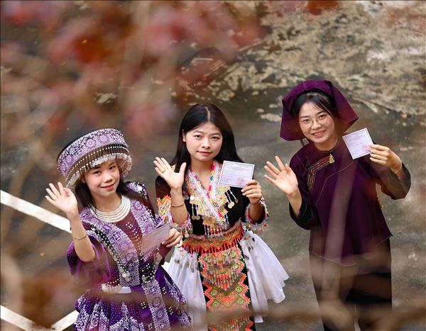 Những bông hoa núi rừng gửi trọn niềm tin vào lá phiếu giữa lòng Thủ đô