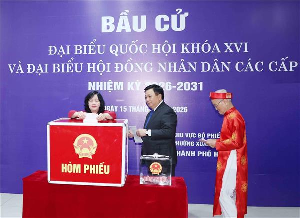 Party, State leaders join Hanoi voters in Election Day