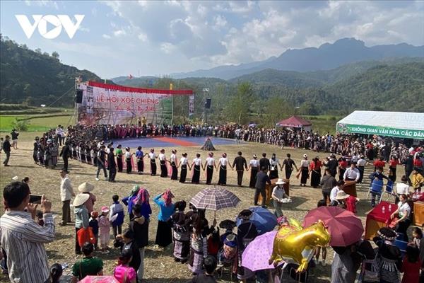 ពិធីបុណ្យ Xoe Chieng – ទីកន្លែងផ្សាភ្ជាប់ពណ៌វប្បធម៌នៅខេត្ត ឡាយ ចូវ