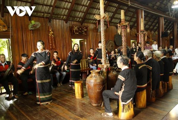 ベトナム中部高原 エデ族の「ロングハウス」に息づく文化の魂