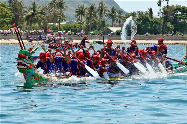 바다를 지킨 영웅들을 기리다…베트남 황사 수비대 위령제 엄수