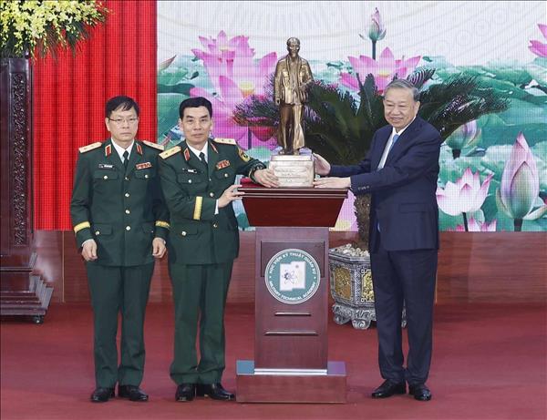 또 럼 당 서기장, 베트남 군사 기술 아카데미 방문