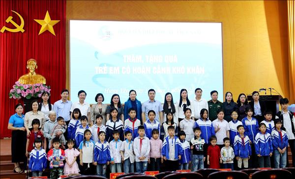 Thăm, tặng quà cho trẻ em có hoàn cảnh khó khăn tại Hưng Yên