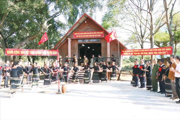 ស្ម័គ្រស្មោះភក្តីភាពតាមបក្ស