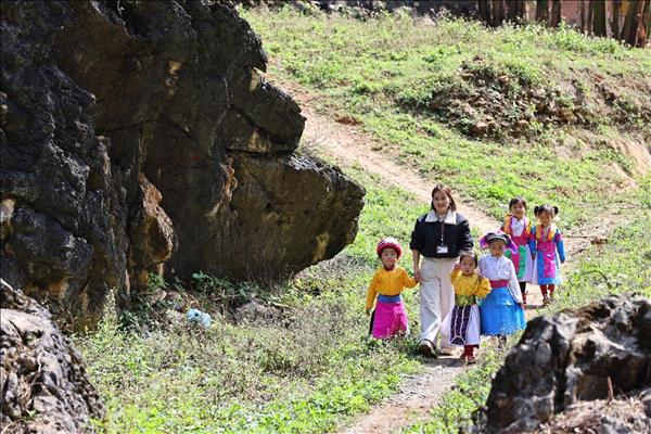 Đảng viên Vàng Thị Tro nỗ lực trong sự nghiệp trồng người nơi vùng cao biên giới Tuyên Quang