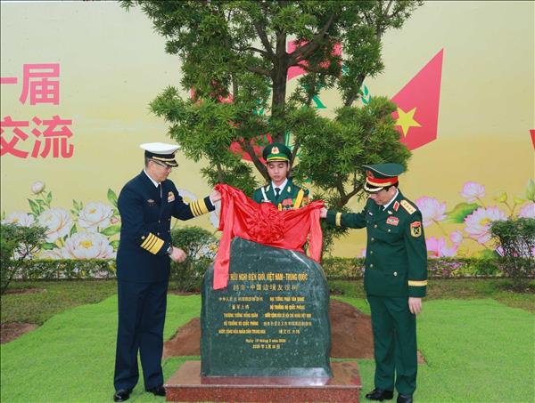 越南国防部长潘文江大将与中国国防部长董军上将举行会谈