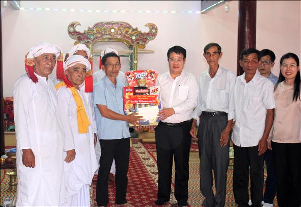 Thăm, chúc Tết Ramưwan đồng bào Chăm năm 2026