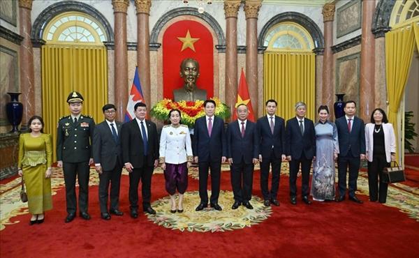 ທ່ານປະ​ທານ​ປະ​ເທດ ເລືອງ​ເກື່ອງ ​ຕ້ອນ​ຮັບ​ເອກ​ອັກ​ຄະ​ລັດ​ຖະ​ທູດບັນ​ດາ​ປະ​ເທດ ​ຍື່ນ​ສານ​ຕາ​ຕັ້ງ