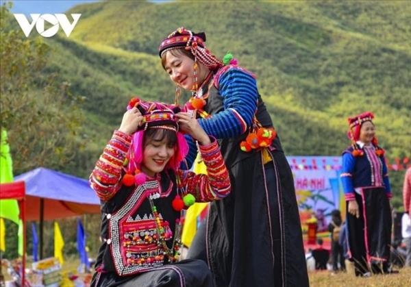 Las mujeres de Dien Bien preservan la esencia de su identidad étnica