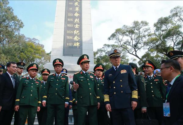 Bộ trưởng Phan Văn Giang và Bộ trưởng Đổng Quân thăm Đại đội Biên phòng, tưởng niệm liệt sĩ cách mạng nhân dân Trung - Việt