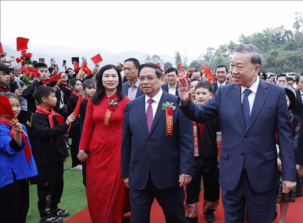 Party chief, PM attend groundbreaking ceremony for inter-level boarding schools