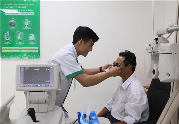 Thầy thuốc trẻ đưa y tế chất lượng cao đến gần đồng bào vùng khó khăn