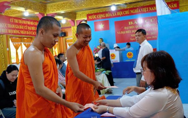 បងប្អូនជនជាតិ ចាម និង ខ្មែរ នៅទីក្រុង ហូ ជីមិញ អនុវត្តសិទ្ធិប្រជាពលរដ្ឋក្នុងថ្ងៃបោះឆ្នោត