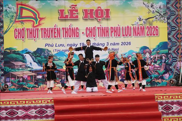 Đặc sắc phiên chợ mua may, bán rủi dưới chân dãy Cham Chu hùng vĩ