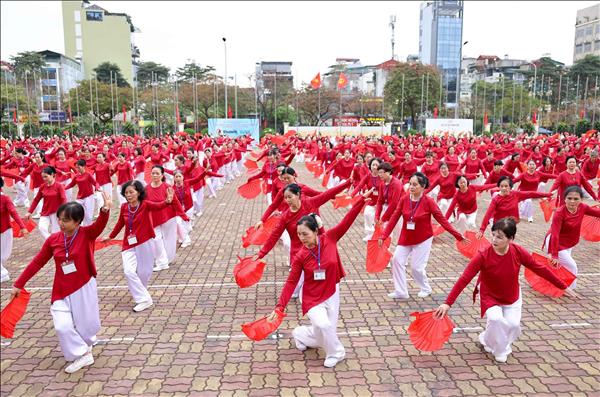 Ngày hội xác lập kỷ lục múa quạt dưỡng sinh dành cho người trung cao tuổi Hà Nội