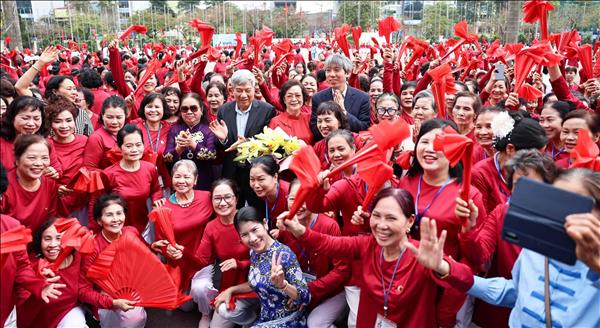 Hanoi Marks 80th Vietnam Sports Day with Milestone Senior Fan Dance Record