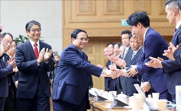 PM Holds Dialogue with Japanese Businesses to Deepen Economic Ties