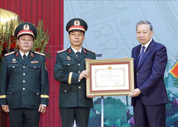 Party chief presents Ho Chi Minh Order to Engineering Corps