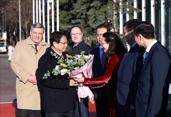 チン首相、ロシア公式訪問を開始