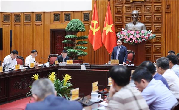Le PM Pham Minh Chinh appelle à garantir lapprovisionnement en énergie et carburants