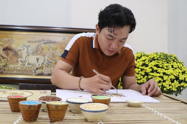 Young Mekong Delta entrepreneur transforms rice grains into artistic masterpieces