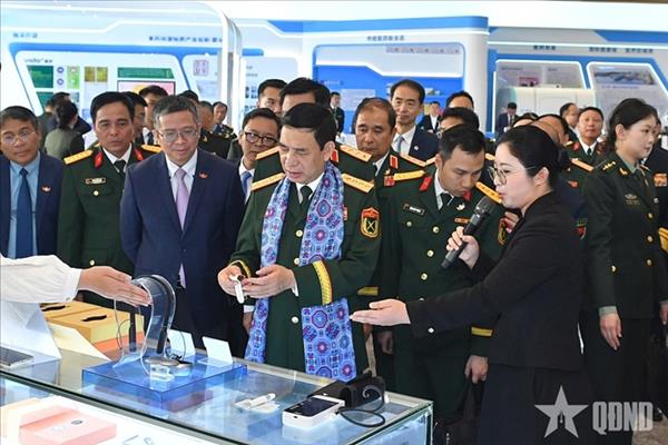 ລັດຖະມົນຕີກະຊວງປ້ອງກັນປະເທດ ຫວຽດນາມ-ຈີນ ຢ້ຽມຊົມເຂດທົດລອງເປີດການແພດສາກົນ Fangchenggang