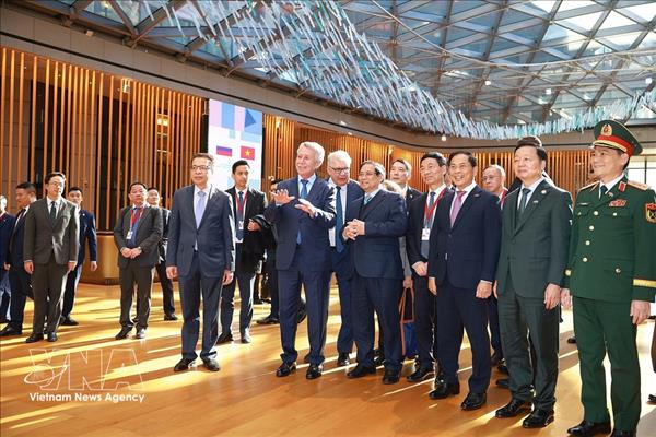 Премьер-министр Фам Минь Тьинь провёл рабочую встречу, продвигая проекты СПГ с Россией