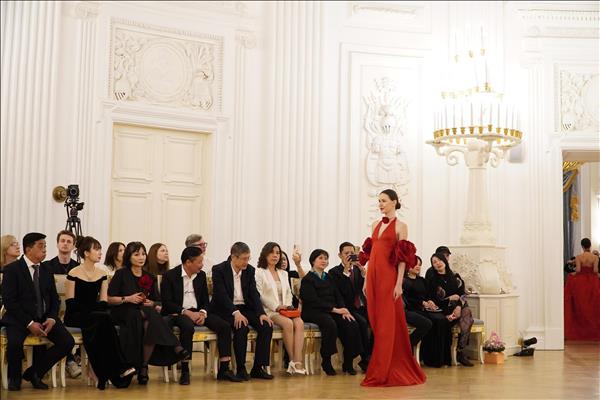 Văn hóa soi đường: Thời trang Việt nhẹ bước vào làng mốt Nga