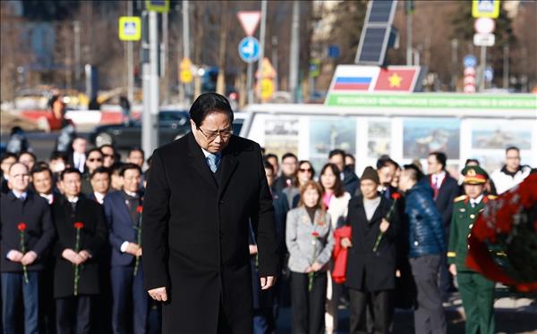 Thủ tướng Phạm Minh Chính đặt hoa tại Tượng đài Chủ tịch Hồ Chí Minh ở Moskva (Nga)