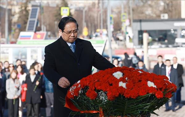 Premier vietnamita rinde homenaje al Presidente Ho Chi Minh en Moscú