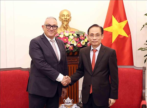 越南外交部部长黎怀忠与欧盟国际关系事务委员约瑟夫·西克拉举行会谈