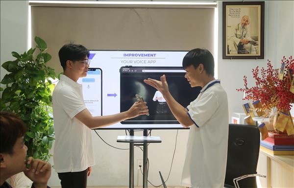 Thiết kế thành công phần mềm hỗ trợ người khiếm thính - dự án sinh viên tỏa sáng nhân văn