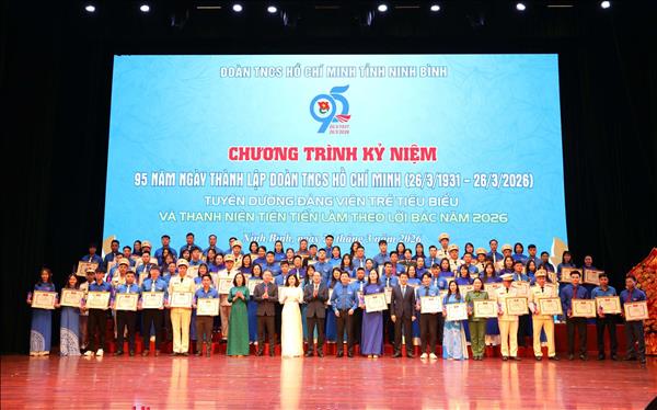 Tuyên dương đảng viên trẻ tiêu biểu và thanh niên tiên tiến làm theo lời Bác