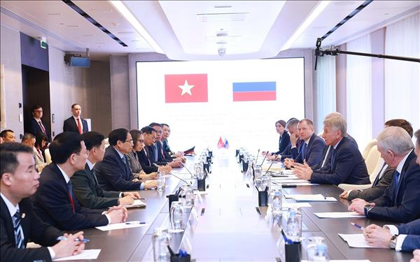 베트남-러시아, 대규모 LNG 프로젝트 협력 박차…팜 밍 찡 총리, 러 노바텍 회동