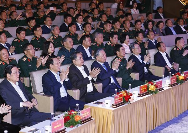 또 럼 당 서기장, ‘태양 아래의 선율 교향 예술 프로그램 참석